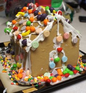  @angelwolfphotography: Our #HolidayTradition the girls do a gingerbread house every year #NewDayCNN 