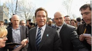 Arnold Schwarzenegger heads back to city hall with London mayor Boris Johnson in March 2011.  (Getty Images)